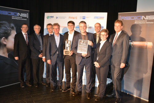 Der Sieger von REGIONIS 2016, Vogel Business Media GmbH & Co. KG (Bild Mitte), gemeinsam mit den Juroren des Wettbewerbes (von links): Jens Meckelein (HWK für Unterfranken), Jury-Vorsitzender Dr. Friedrich Assländer, Jürgen Bode (IHK Würzburg-Schweinfurt), Stefan Rühling, Günter Schürger, Dr. Gunther Schunk (alle Vogel Business Media GmbH & Co. KG), Professor Dr. Harald Bolsinger (Hochschule für angewandte Wissenschaften Würzburg-Schweinfurt), Barbara Stärk (Handelsverband Bayern e.V.) sowie Michael Wacker (Sparkasse Schweinfurt)